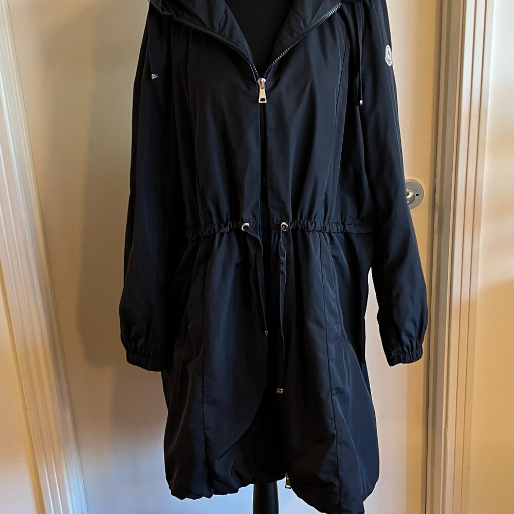 Like new, navy women's rain jacket!